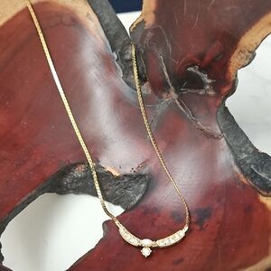 Elegant Gold Necklace with Pearl and Crystal Accents